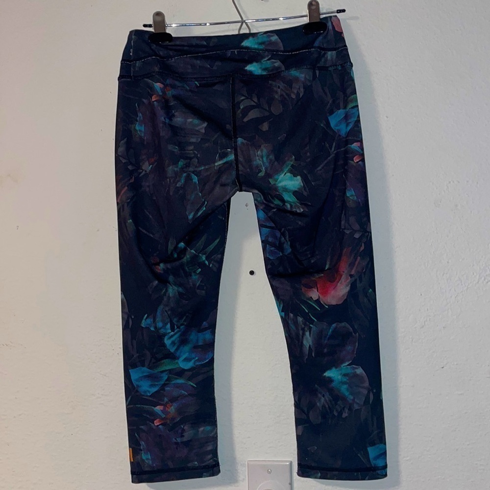 LUCY Size Small Studio Hatha Capri Leggings Black floral - Picture 2 of 5